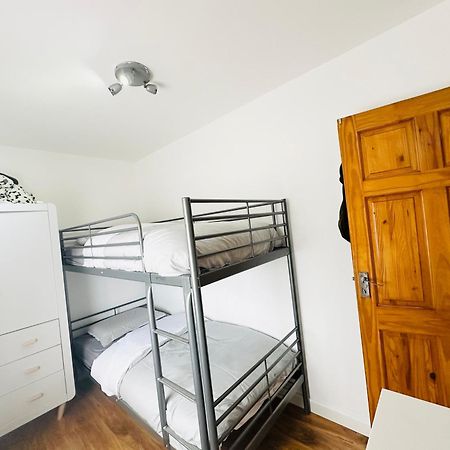 Beautiful Home In London With Easy Access To Central London 萨顿 外观 照片