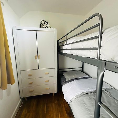 Beautiful Home In London With Easy Access To Central London 萨顿 外观 照片