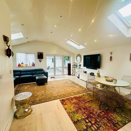 Beautiful Home In London With Easy Access To Central London 萨顿 外观 照片