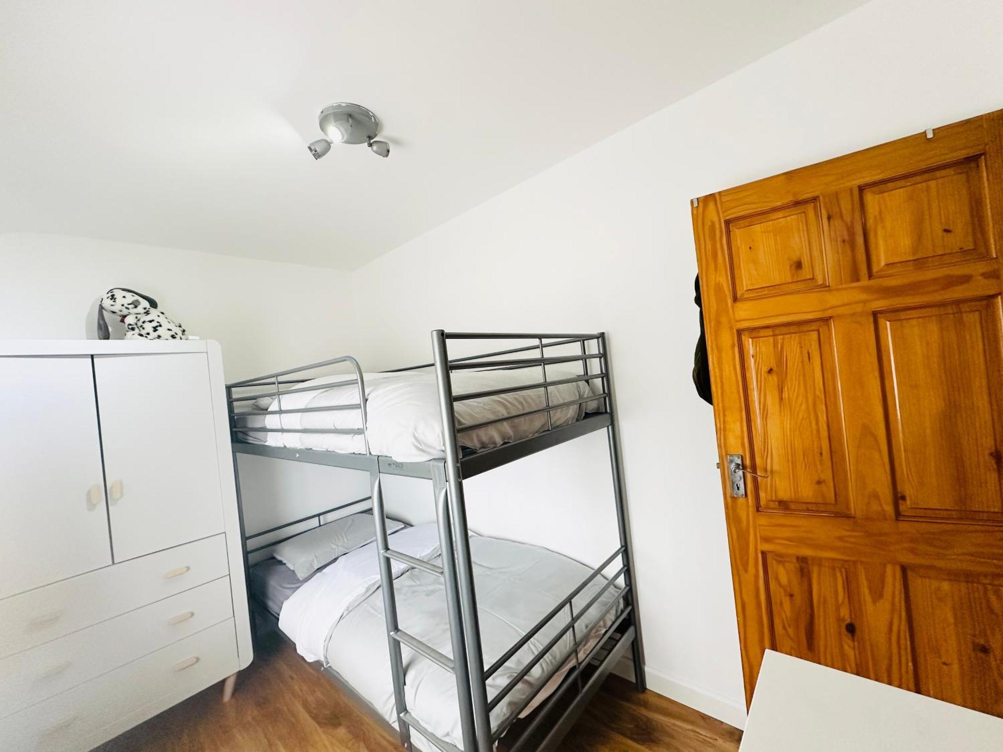 Beautiful Home In London With Easy Access To Central London 萨顿 外观 照片