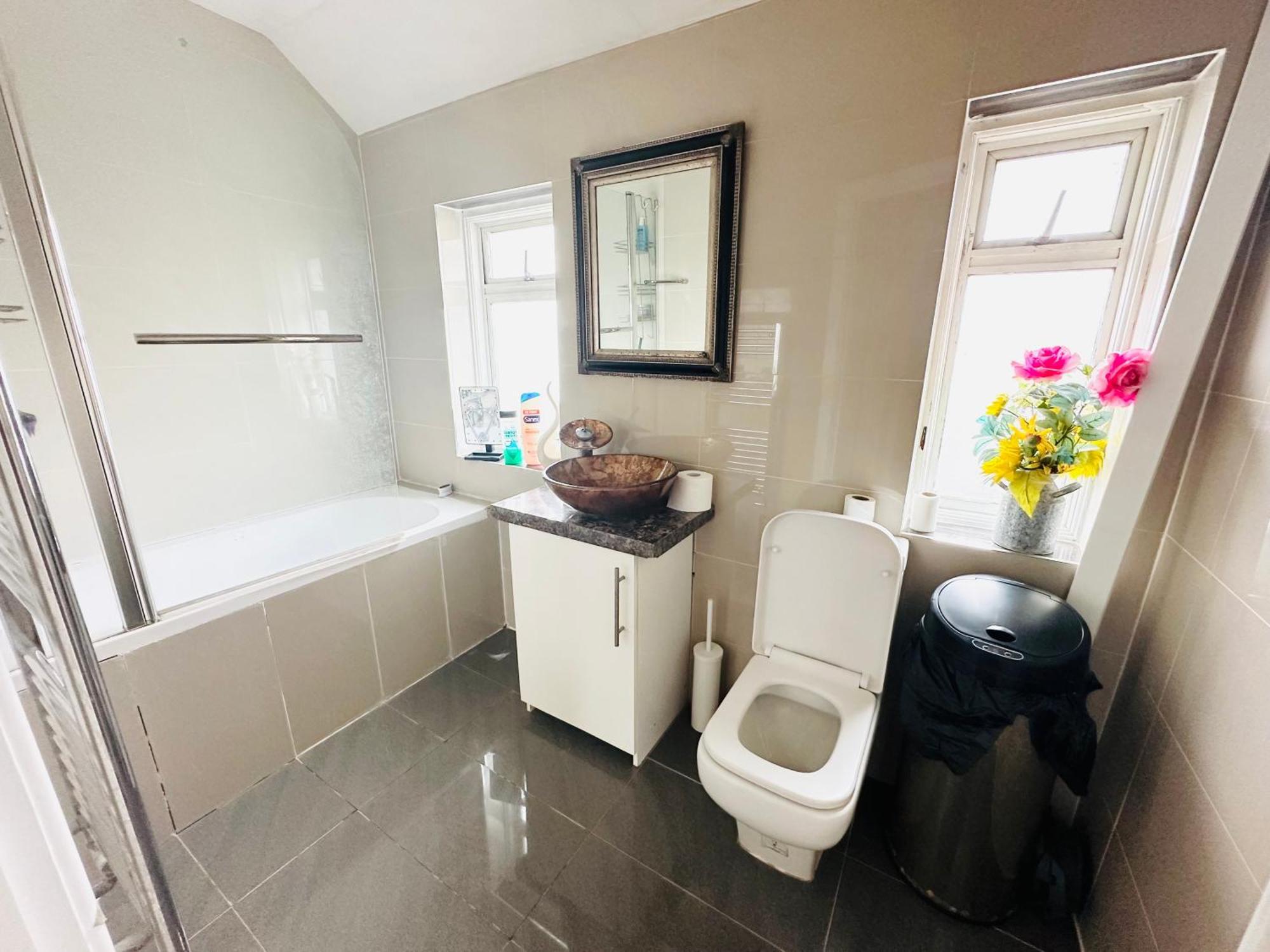 Beautiful Home In London With Easy Access To Central London 萨顿 外观 照片