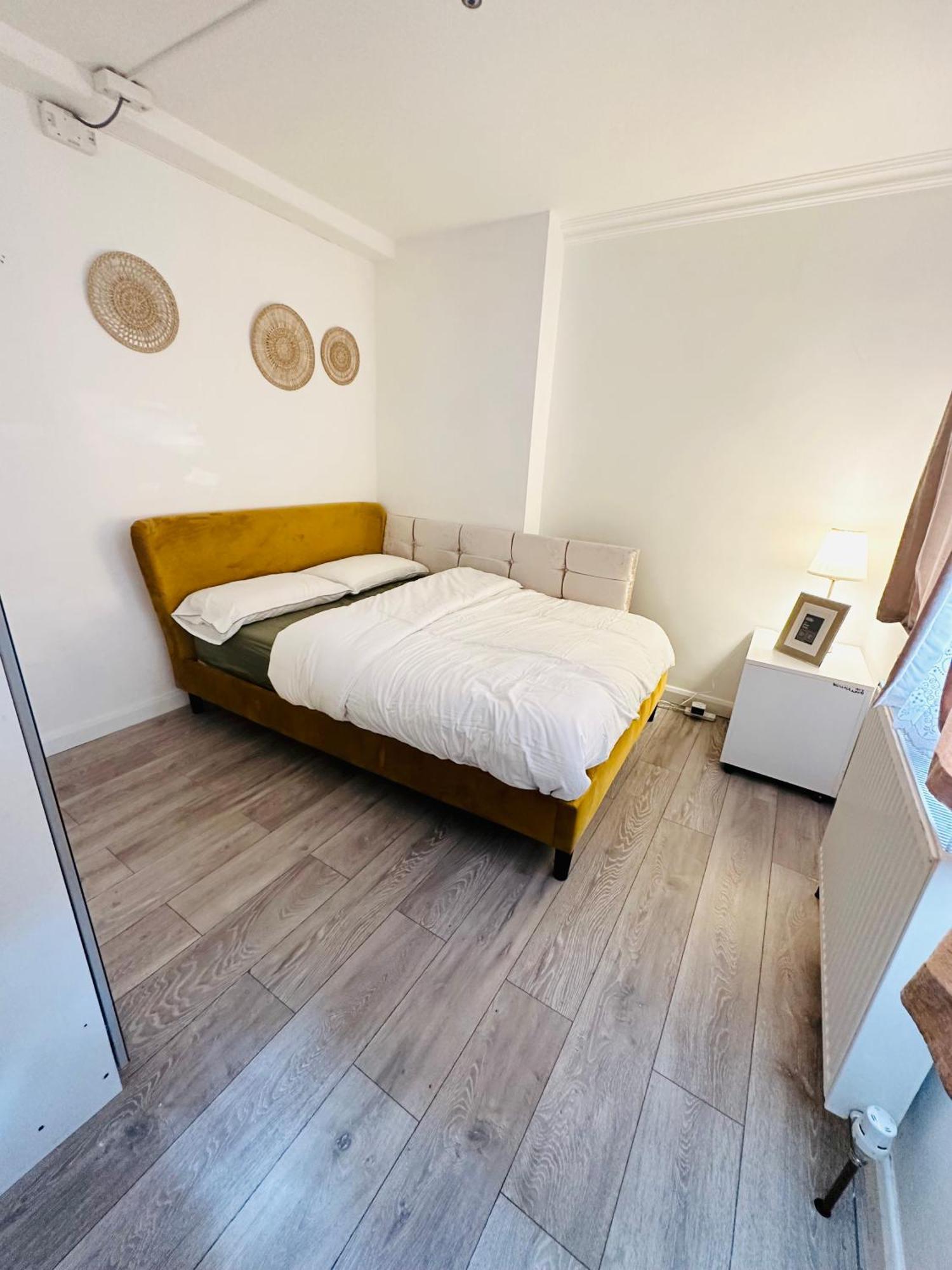 Beautiful Home In London With Easy Access To Central London 萨顿 外观 照片