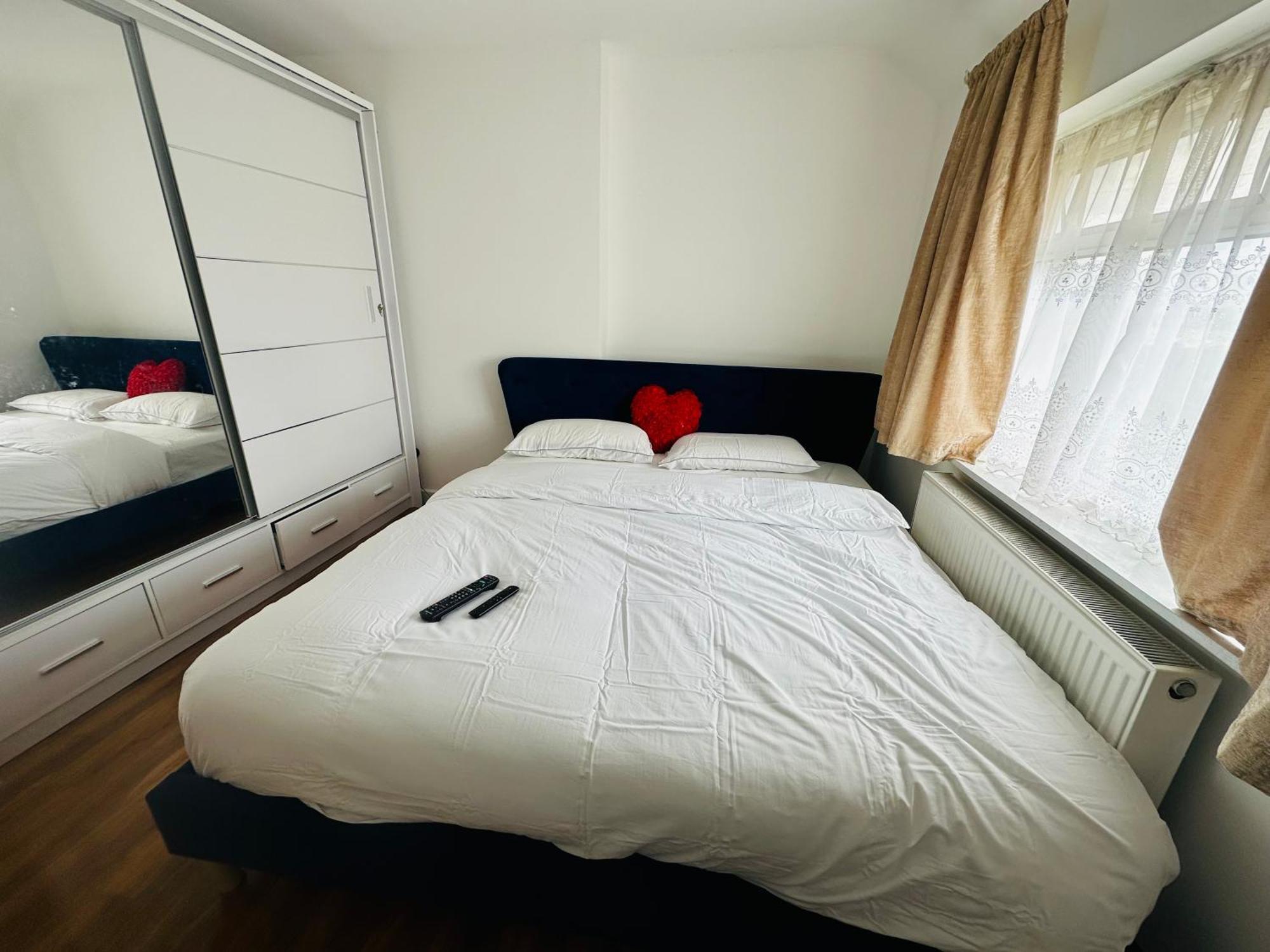 Beautiful Home In London With Easy Access To Central London 萨顿 外观 照片