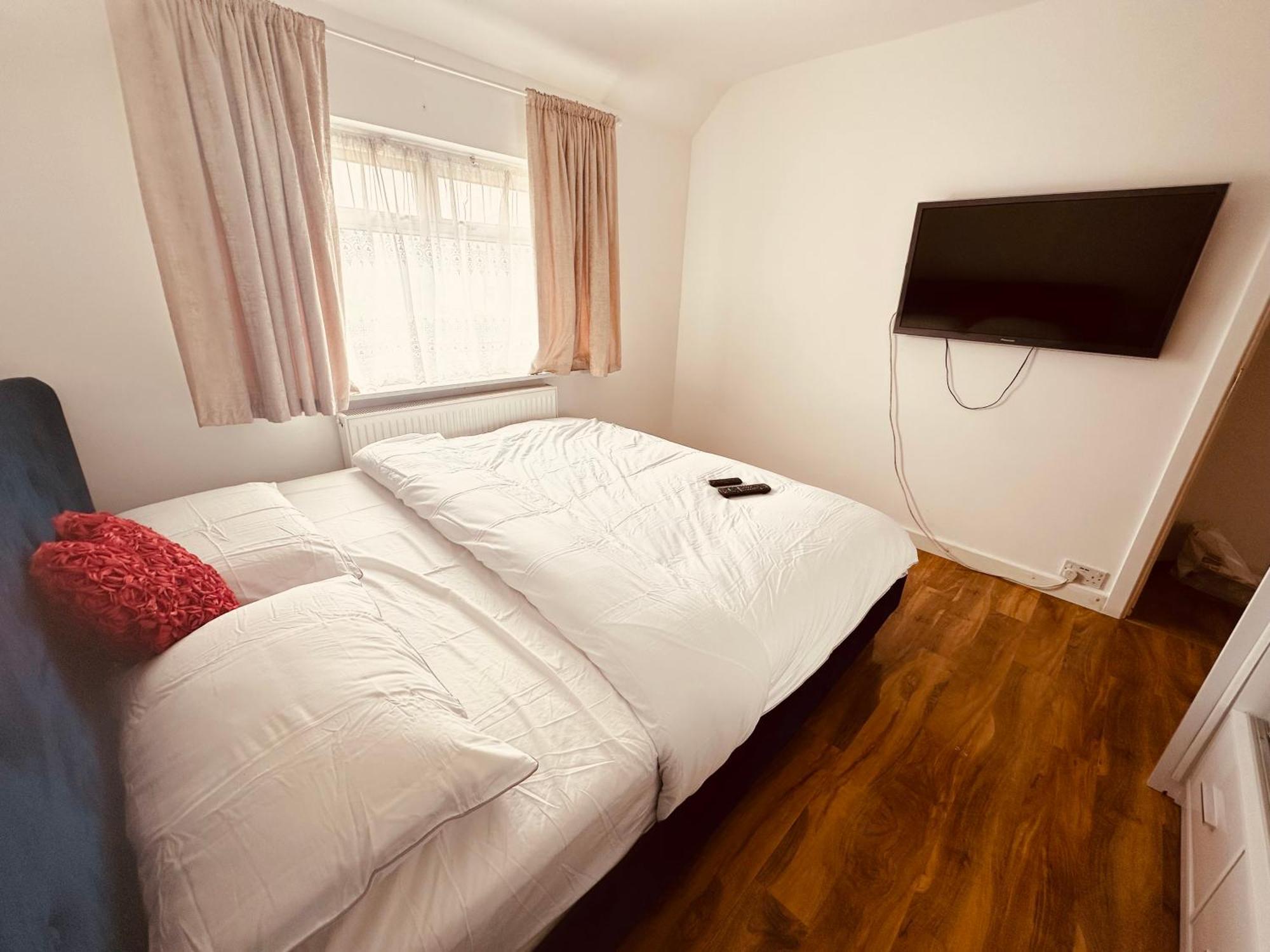 Beautiful Home In London With Easy Access To Central London 萨顿 外观 照片