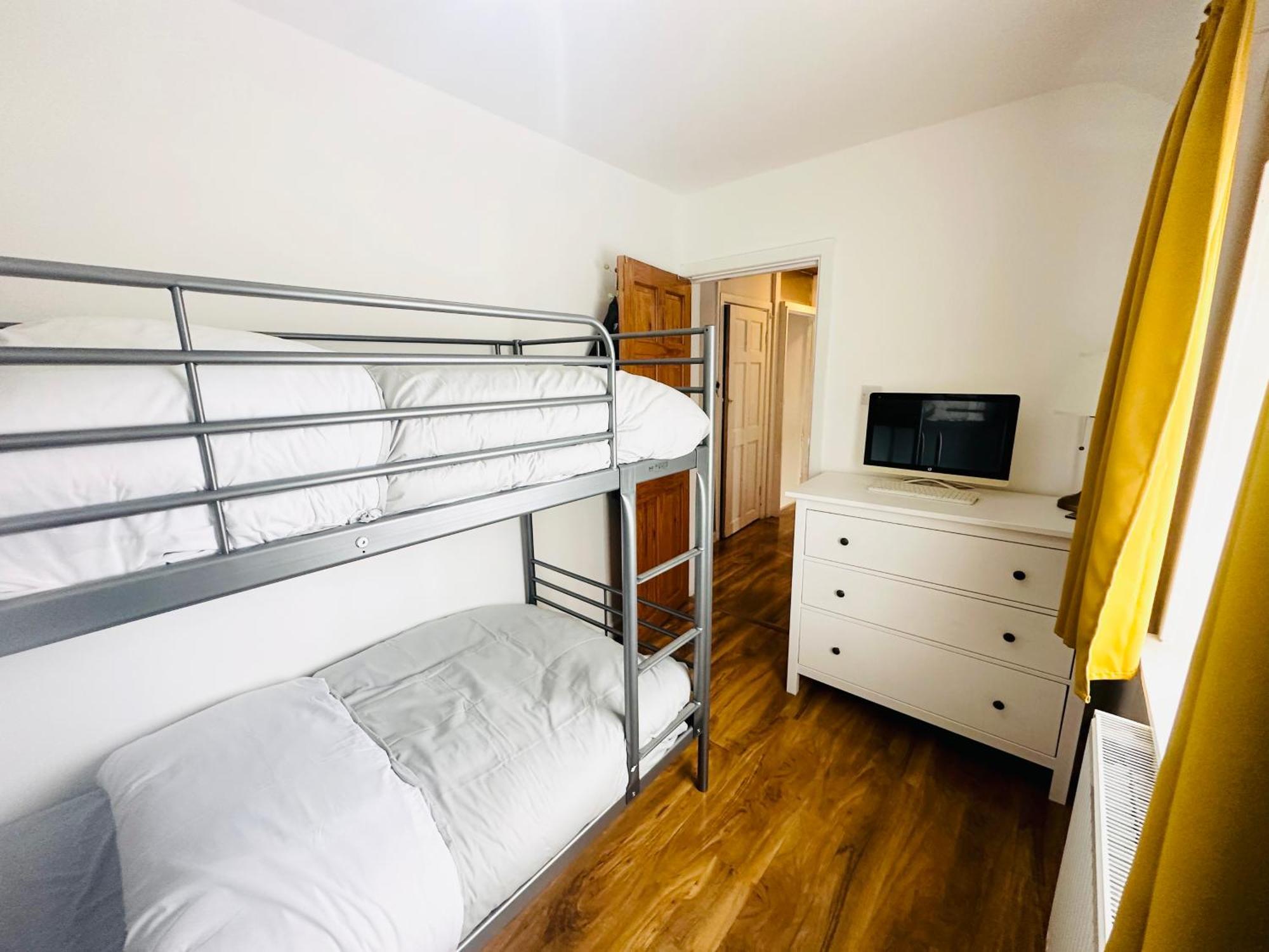Beautiful Home In London With Easy Access To Central London 萨顿 外观 照片