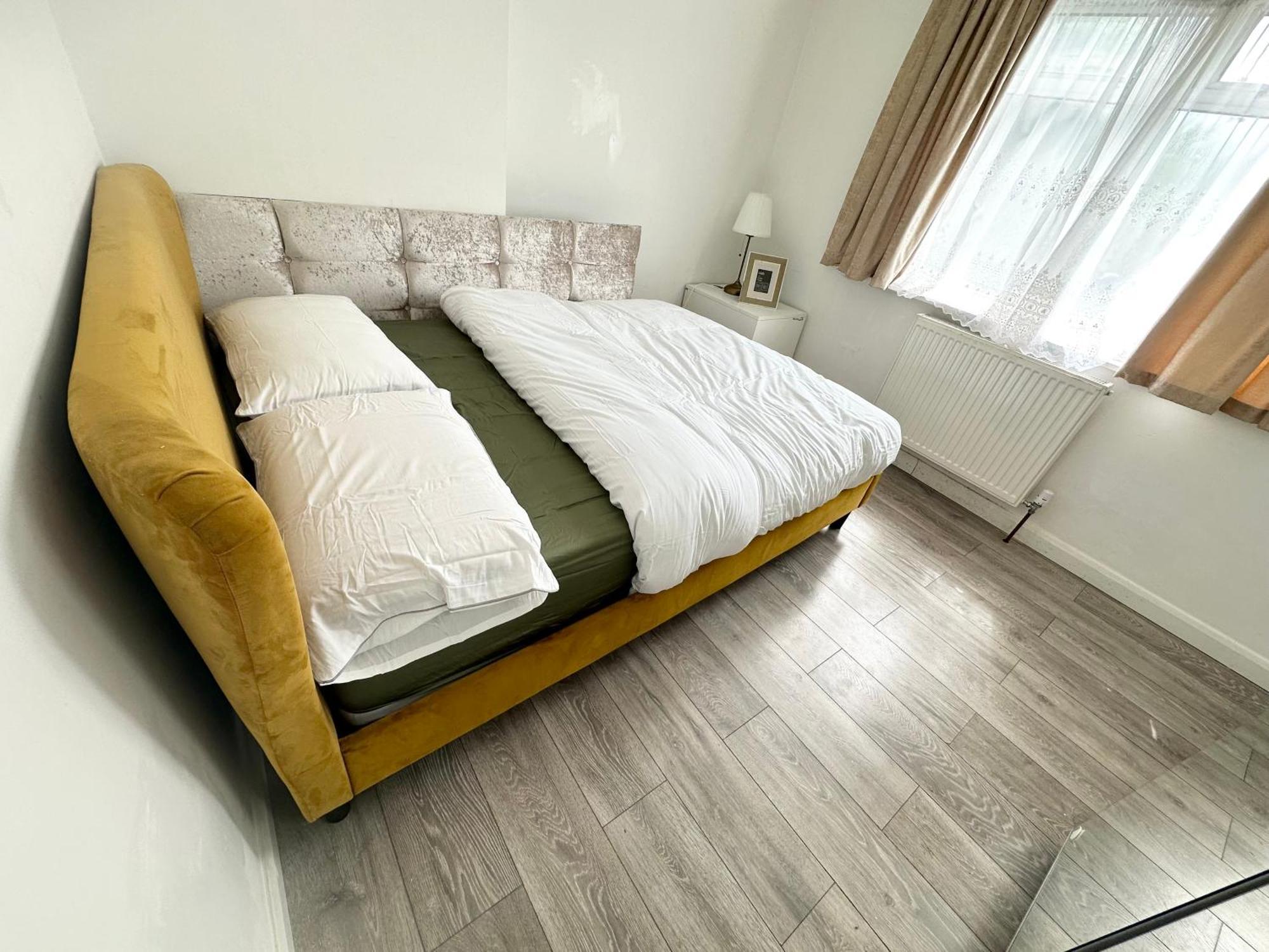 Beautiful Home In London With Easy Access To Central London 萨顿 外观 照片