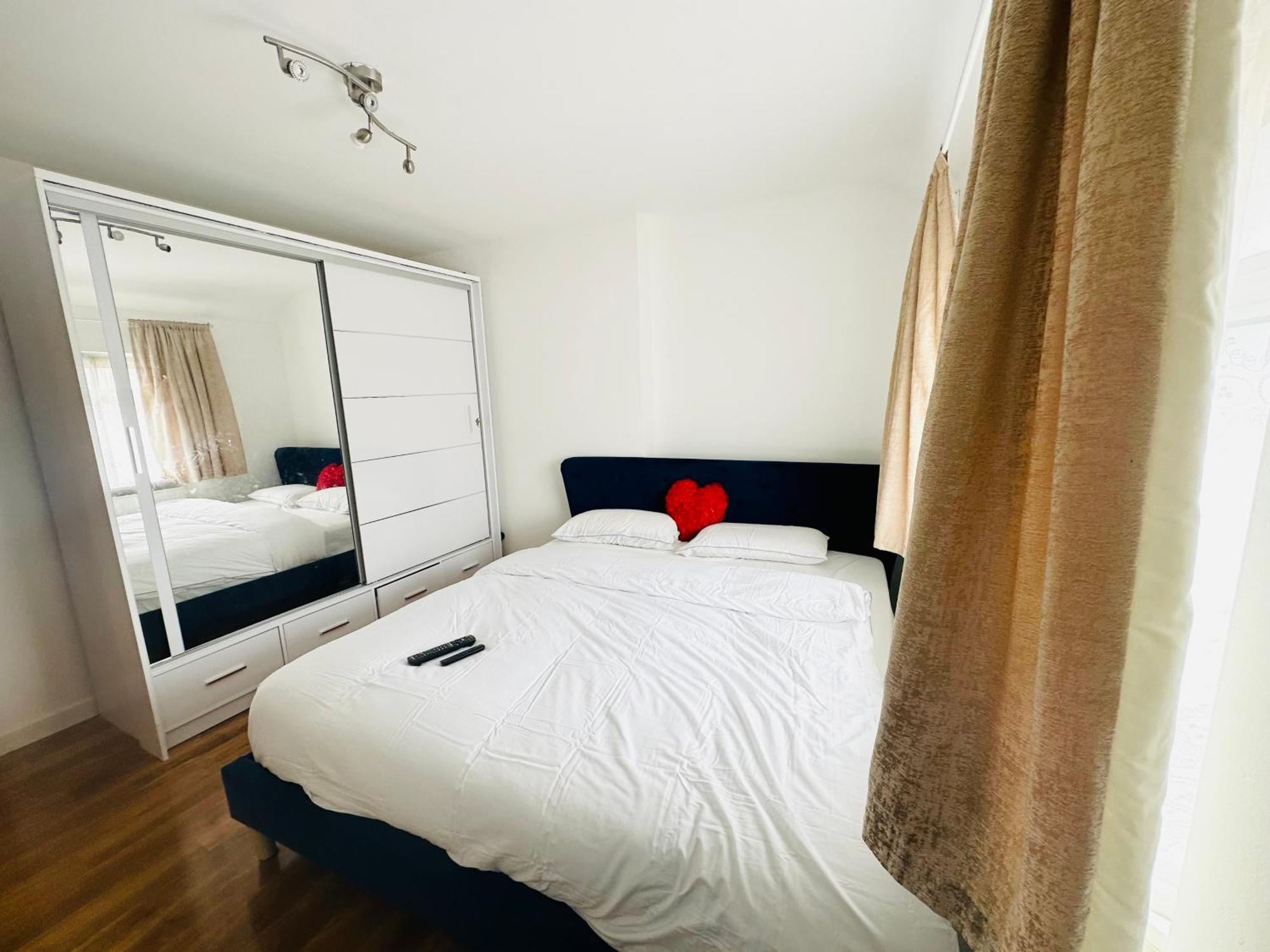 Beautiful Home In London With Easy Access To Central London 萨顿 外观 照片