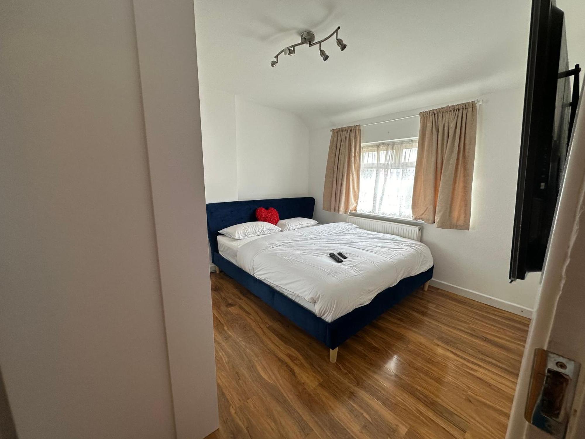 Beautiful Home In London With Easy Access To Central London 萨顿 外观 照片