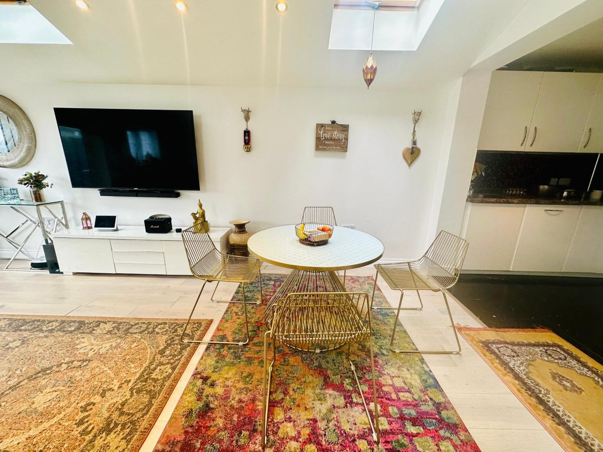 Beautiful Home In London With Easy Access To Central London 萨顿 外观 照片