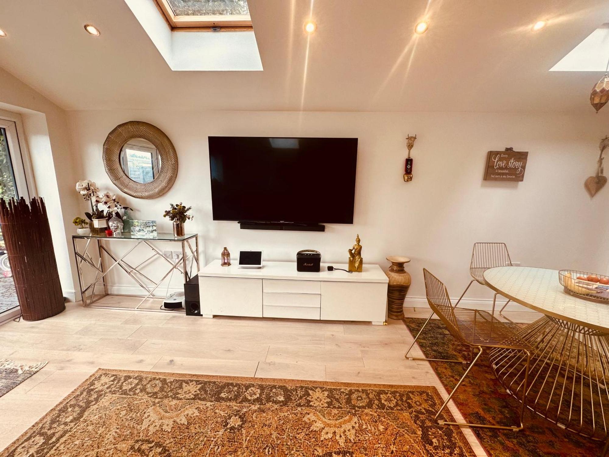 Beautiful Home In London With Easy Access To Central London 萨顿 外观 照片